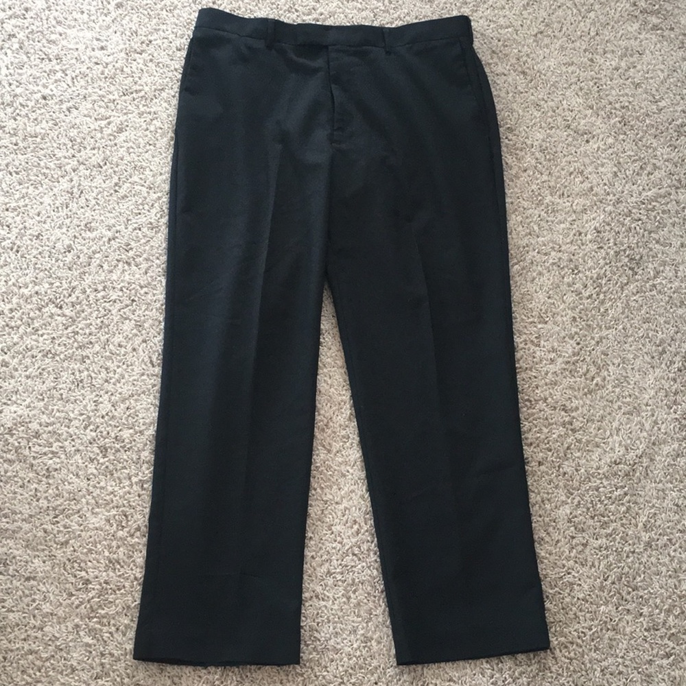 Men dress: Perry Ellis America 36/30